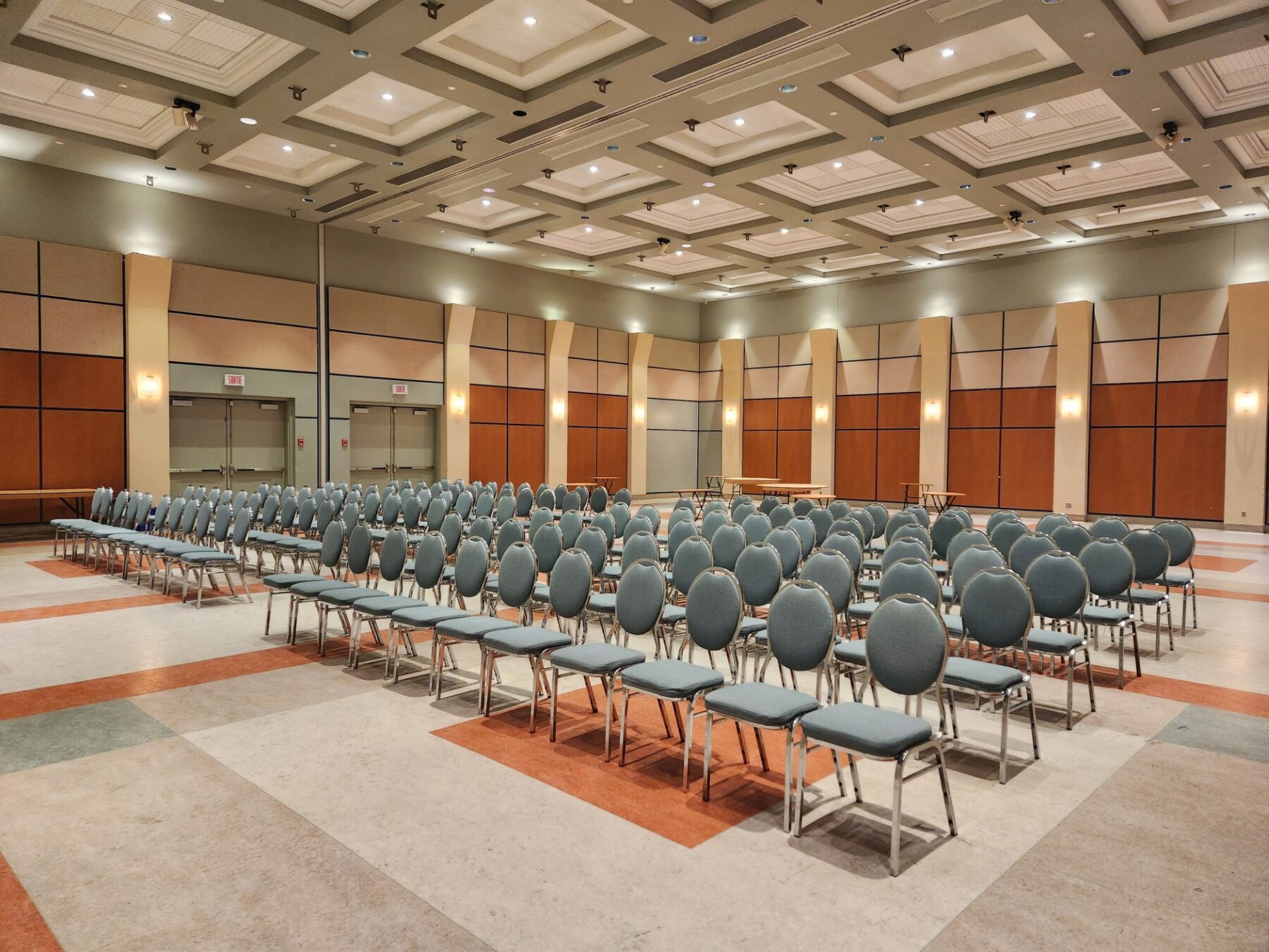 Grande salle du CCTB en configuration théâtre