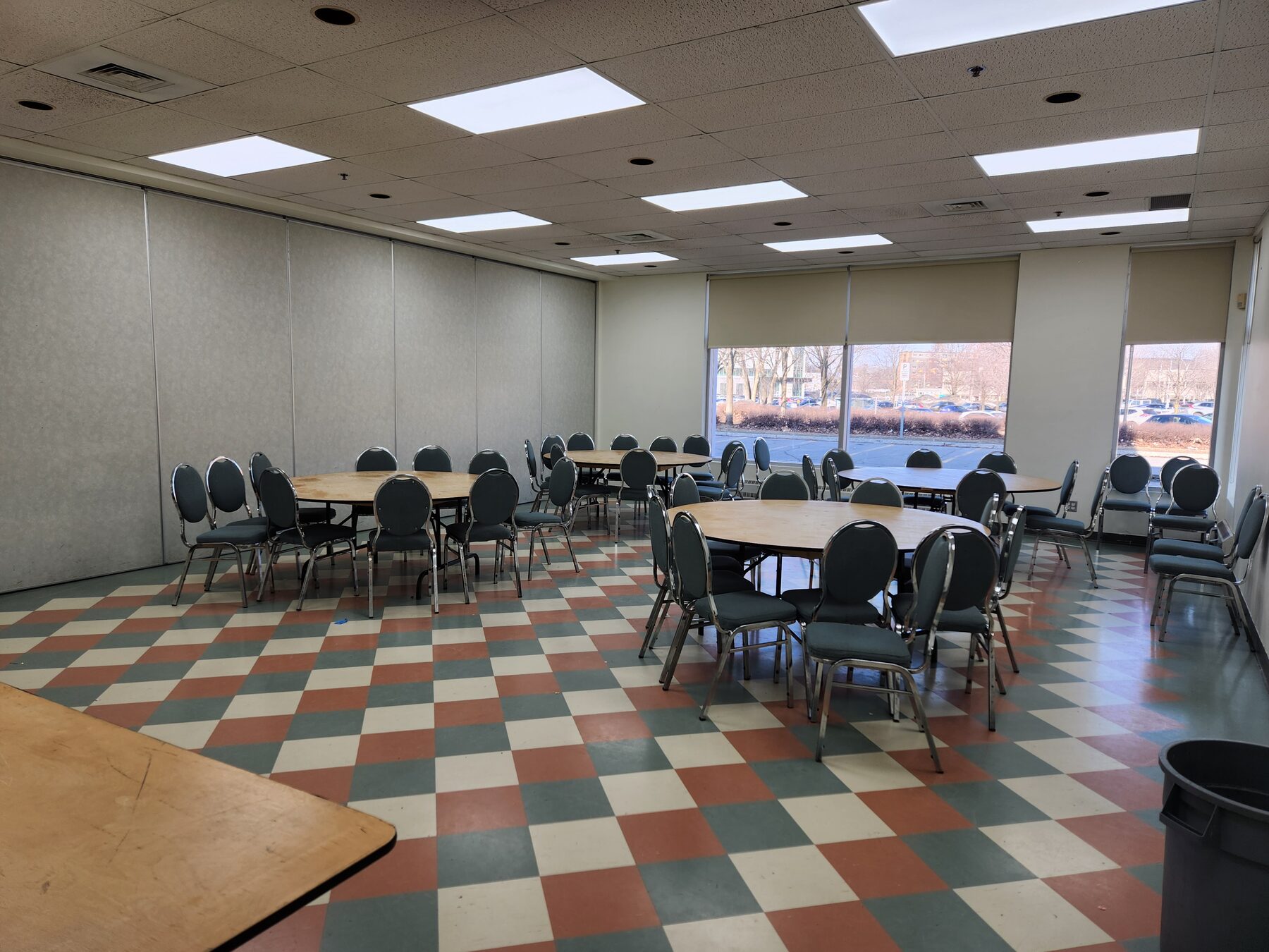 Salle Gendron-Lefebvre avec tables rondes