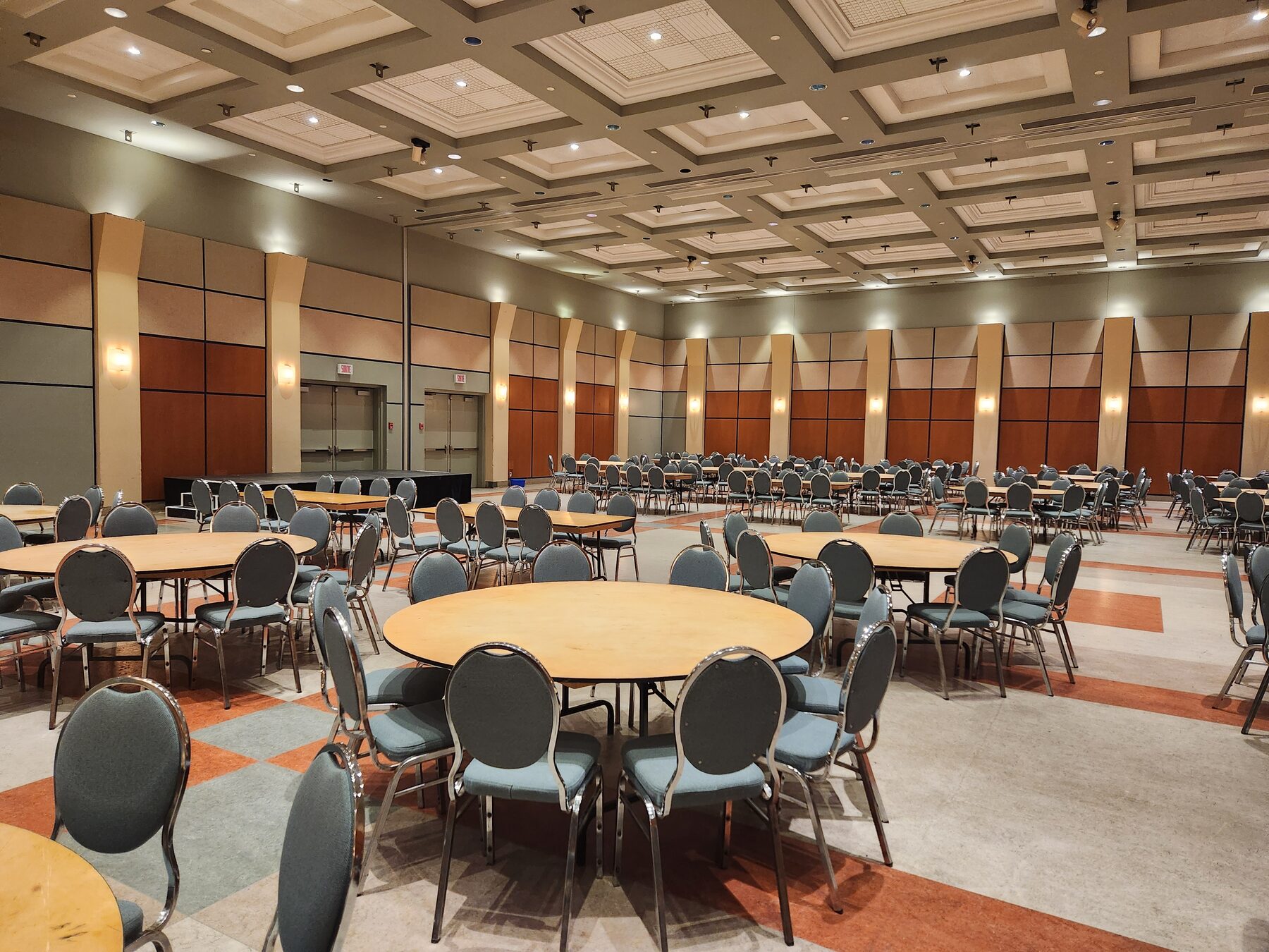 Grande salle du CCTB configurée pour un banquet