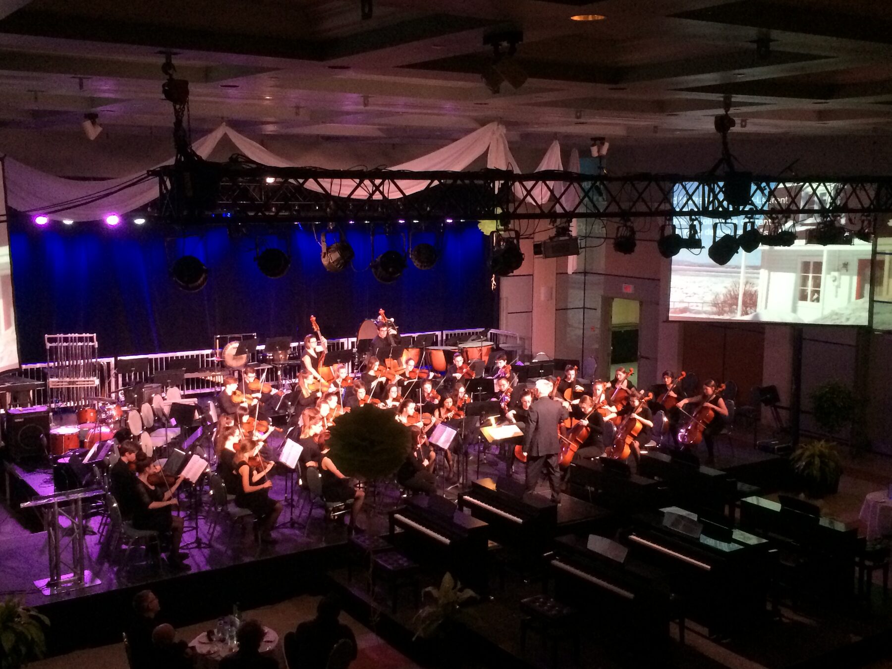 Concert avec orchestre dans la grande salle du CCTB