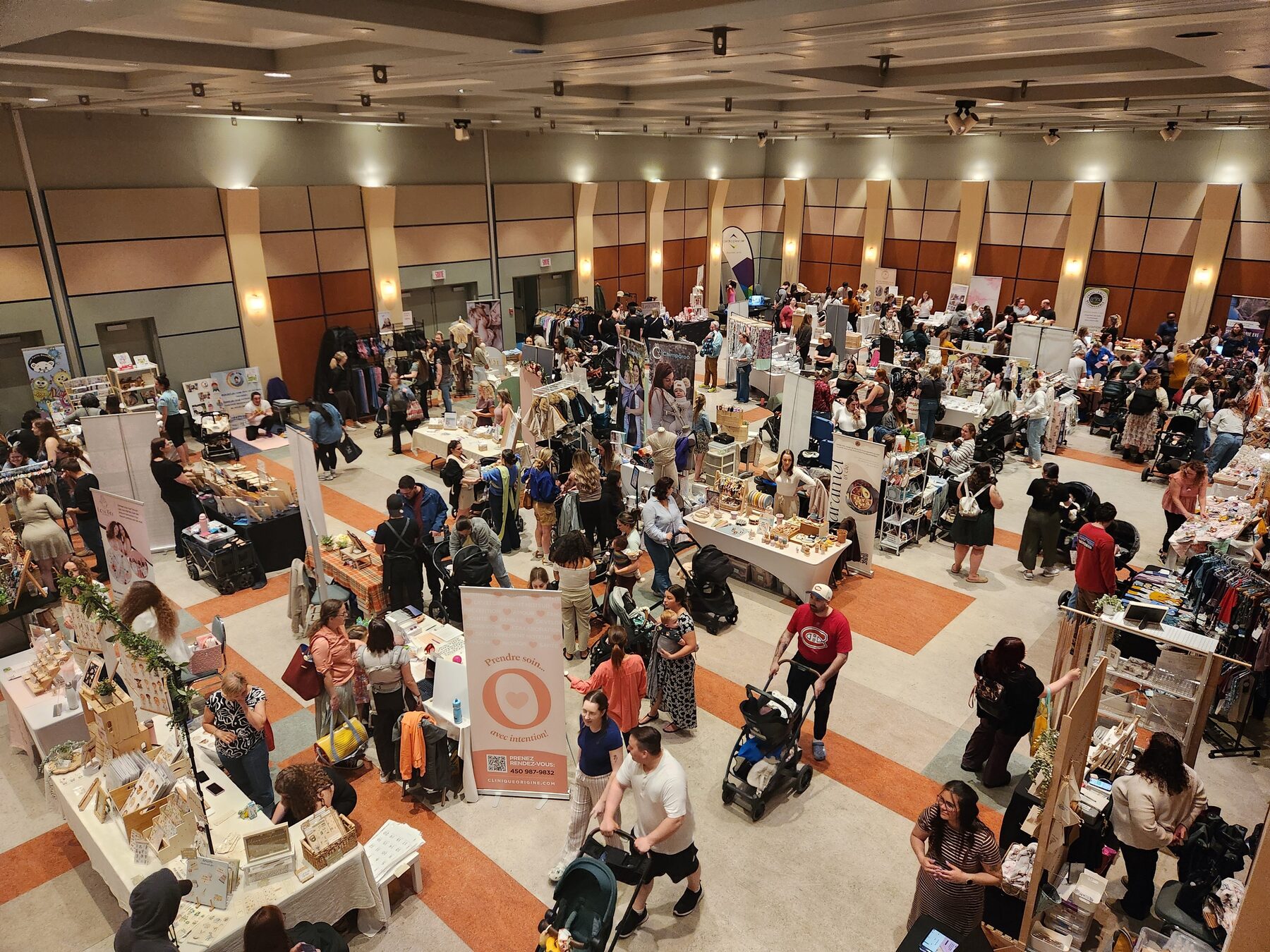 Grande salle du CCTB configurée pour une exposition