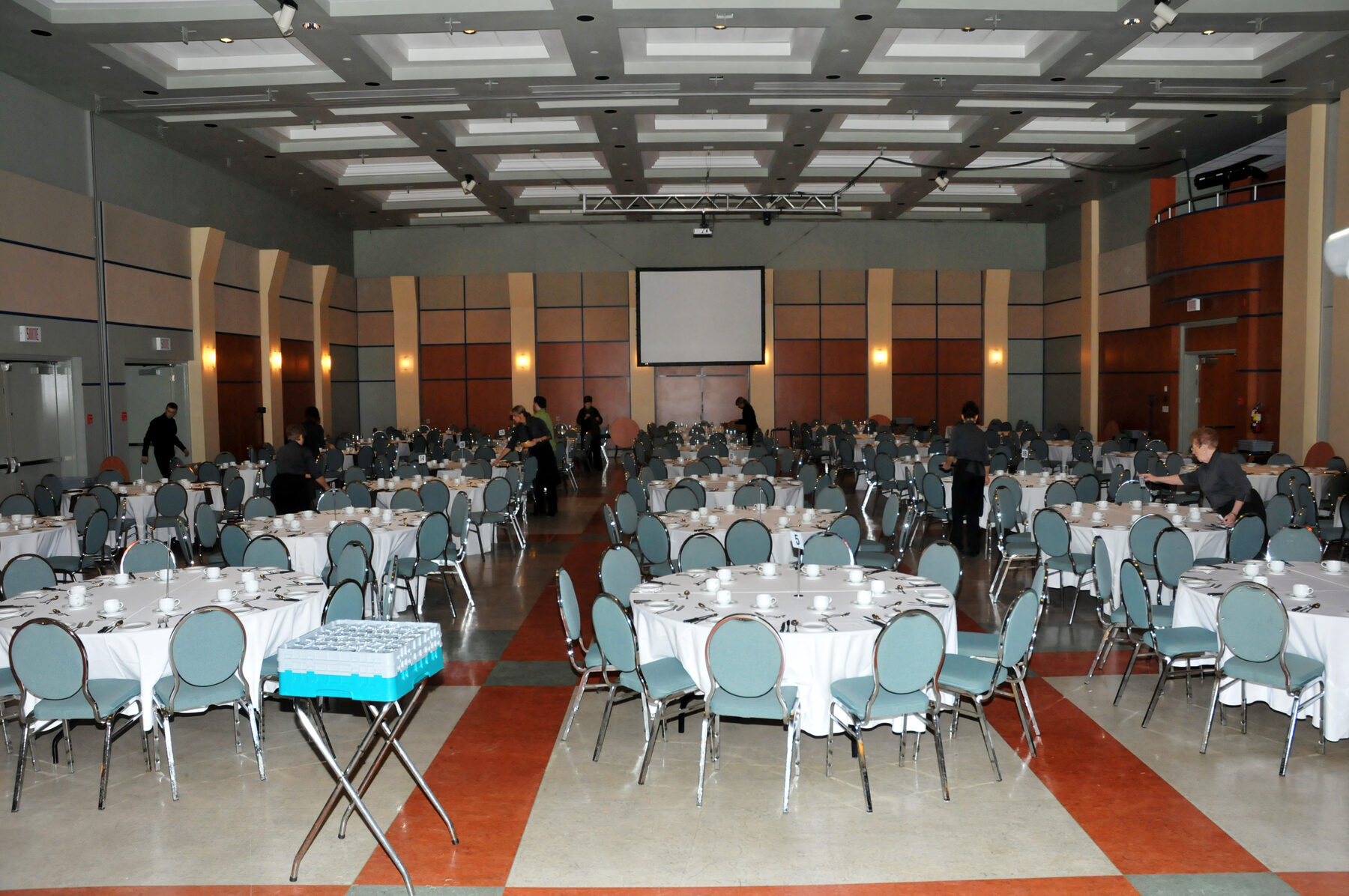 Grande salle du CCTB en configuration banquet avec scène