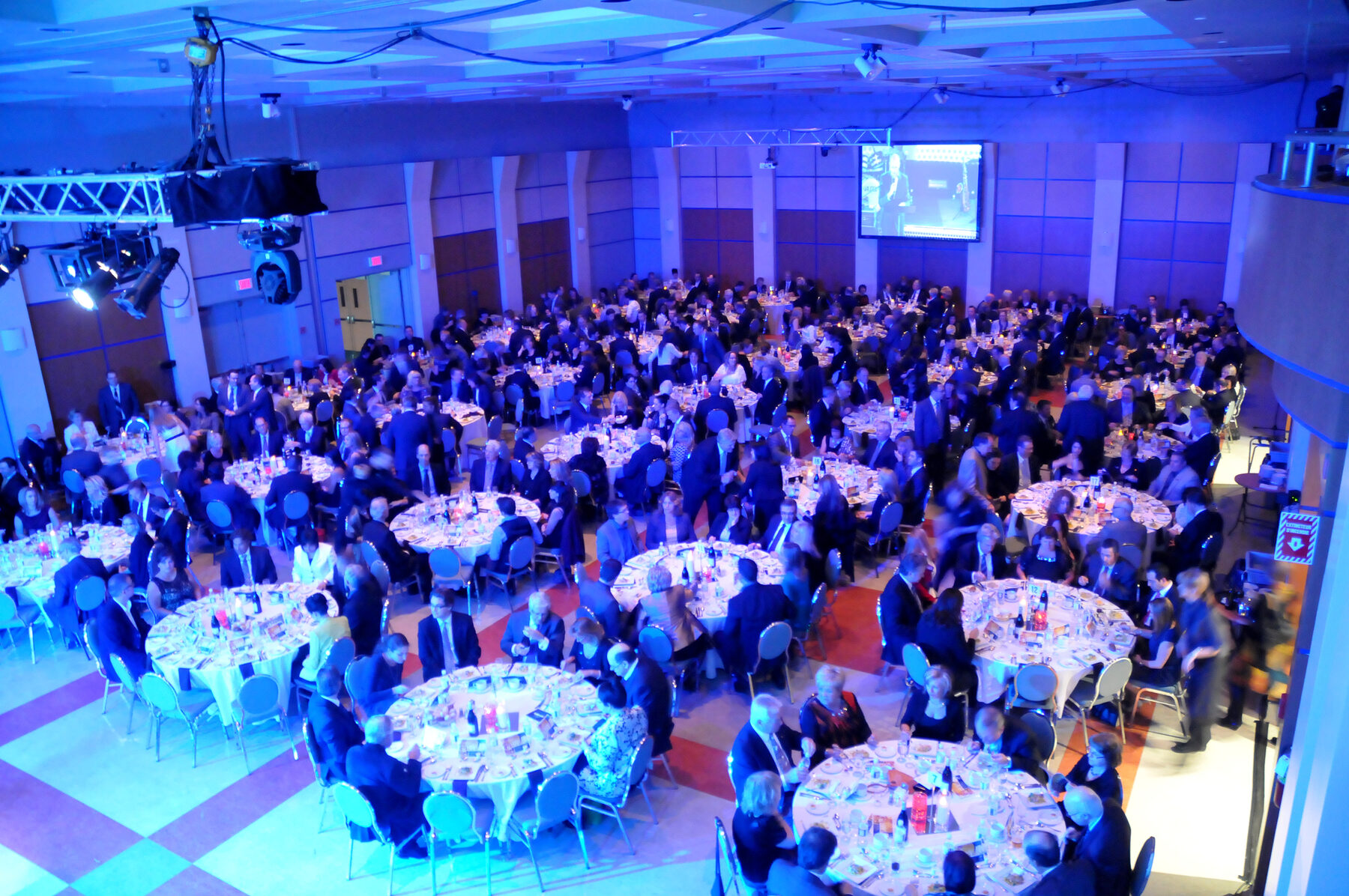 Grande salle du CCTB illuminée pour une soirée