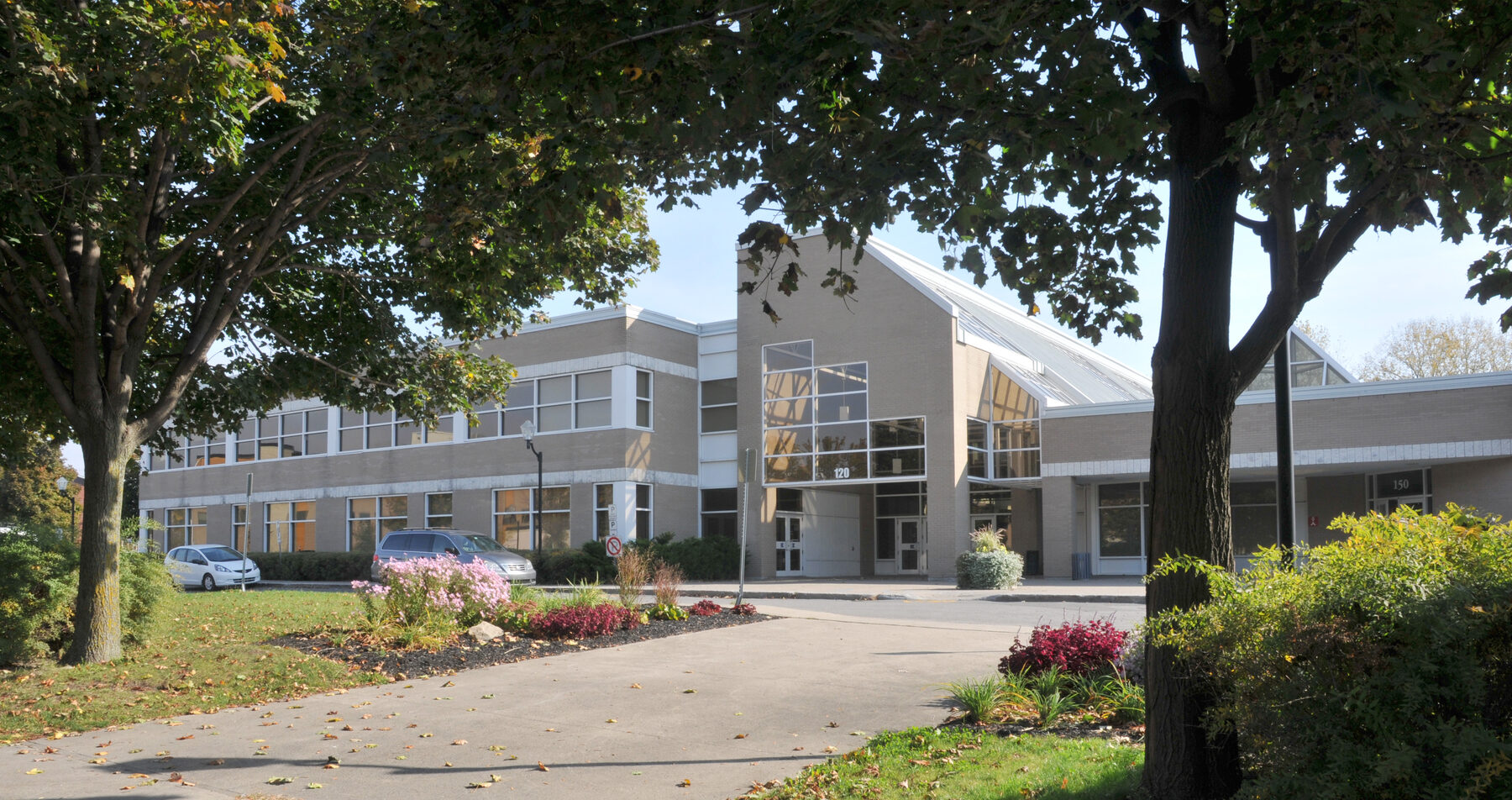 Façade du CCTB et aménagement paysager