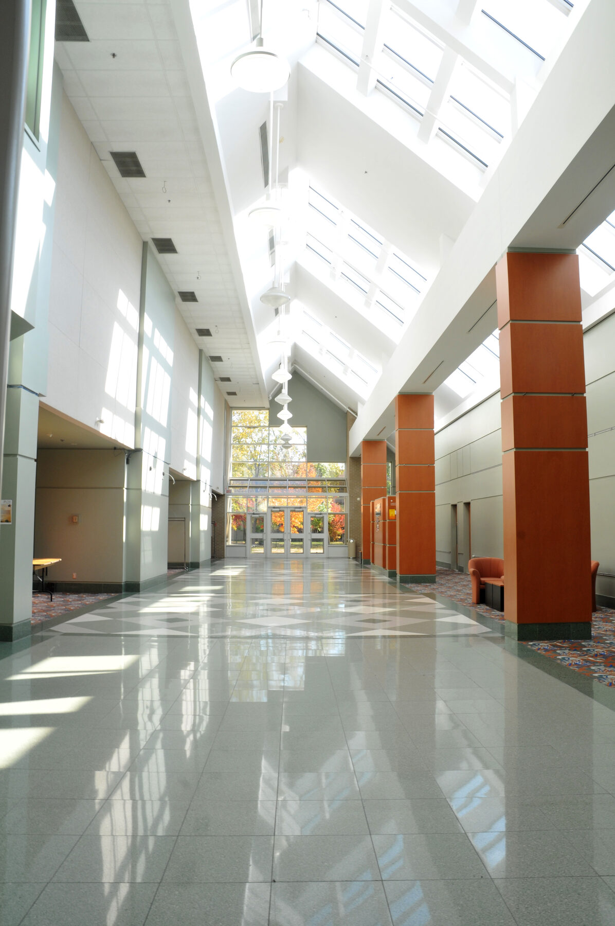 Vue du hall vers l'entrée du CCTB